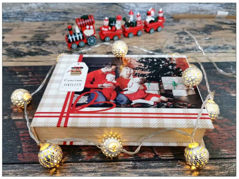 Cutie din lemn cu interior de catifea personalizata cu poza ta cu 30 de fotografii 10x15